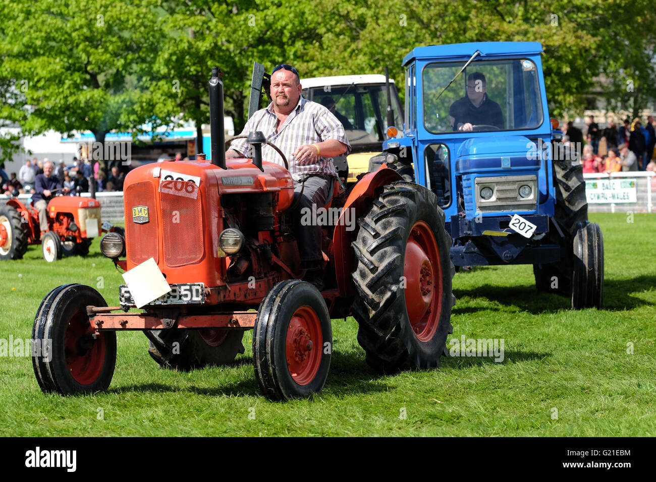Royal Welsh Festival di Primavera, Maggio 2016 - la mostra in primo piano la sfilata di un corteo di automobili classiche e di trattori d'epoca - qui viene mostrato un Nuffield 10/42 trattore prodotto nella metà degli anni sessanta. Foto Stock