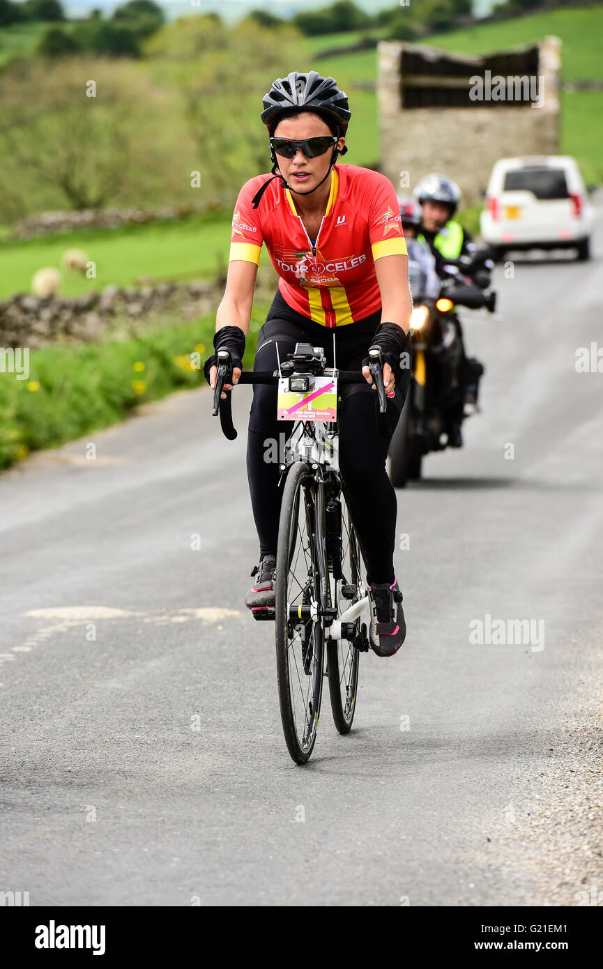 Il Peak District, Derbyshire, Regno Unito. 22 Maggio, 2016. Il solo modo è Essex star Lucy Mecklenburgh cavalca le Bostin ciclo dei picchi di attività sportive con altri membri del team come preparazione per il canale 5's nuovo show Tour de celebrità in cui otto celebrità prendere un Tour de France ciclo stile sfida, lo spettacolo è dovuto alla presenza di aria nel mese di luglio. Il Peak District, Derbyshire, Regno Unito 22 maggio 2016. Credito: Steve Tucker/Alamy Live News Foto Stock