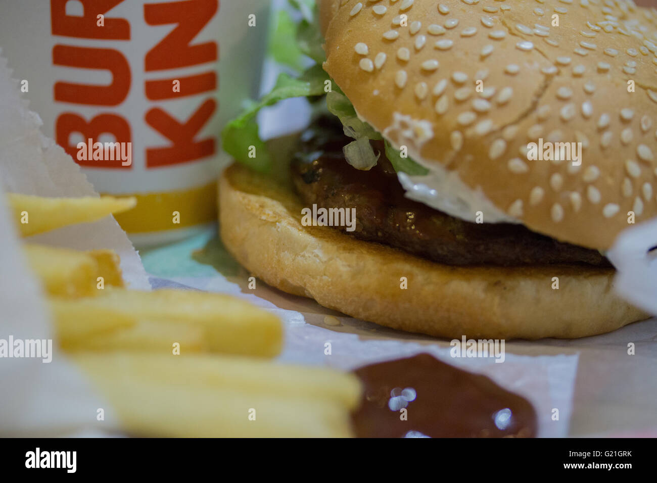 Burger King pasto accompagnato con patate fritte e ketchup. Foto Stock