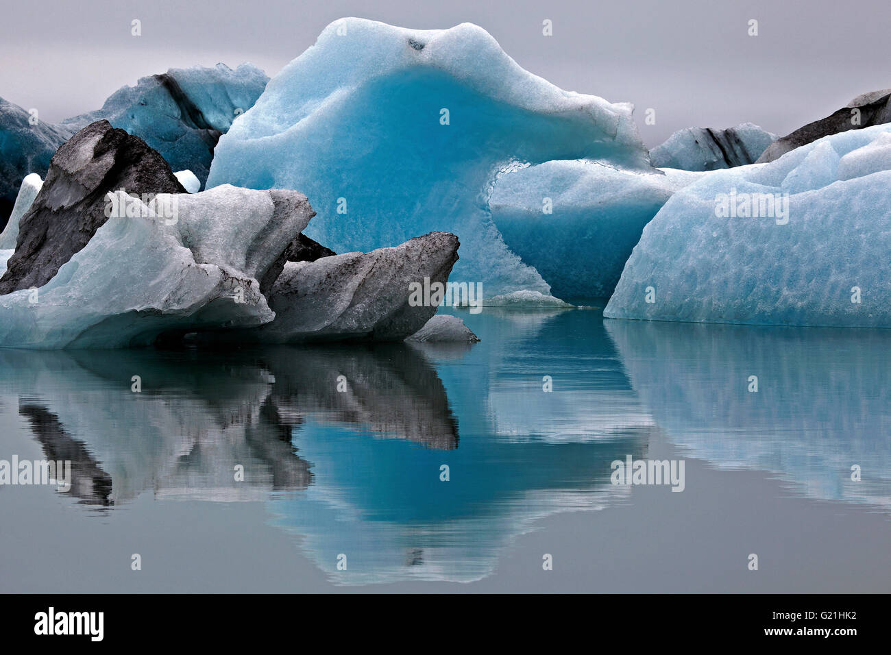 Ice Iceberg, con tracce di ceneri vulcaniche, ghiacciaio, il lago glaciale del ghiacciaio Vatnajökull, Jökulsarlon, Islanda Foto Stock