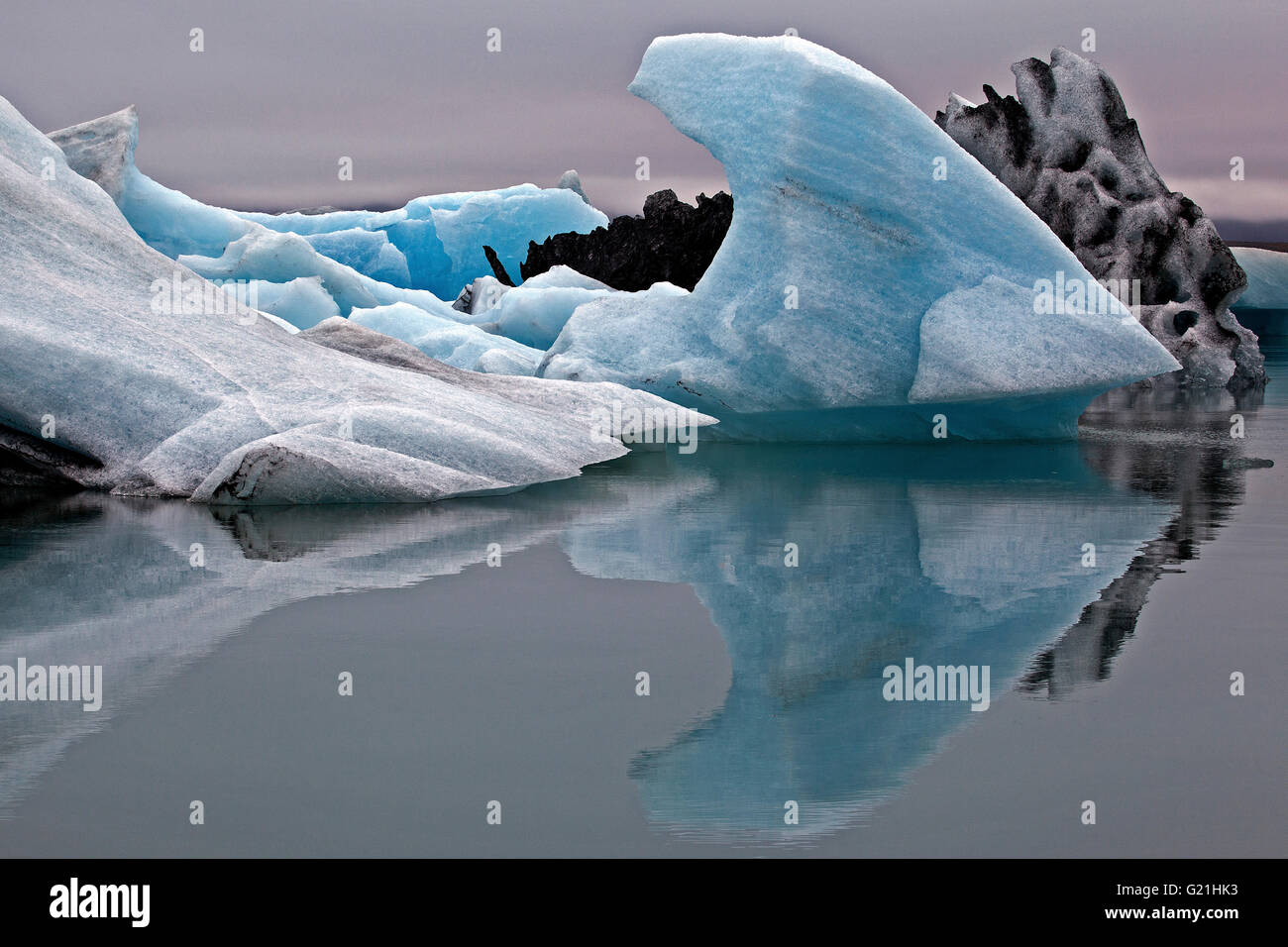 Ice Iceberg, con tracce di ceneri vulcaniche, ghiacciaio, il lago glaciale del ghiacciaio Vatnajökull, Jökulsarlon, Islanda Foto Stock