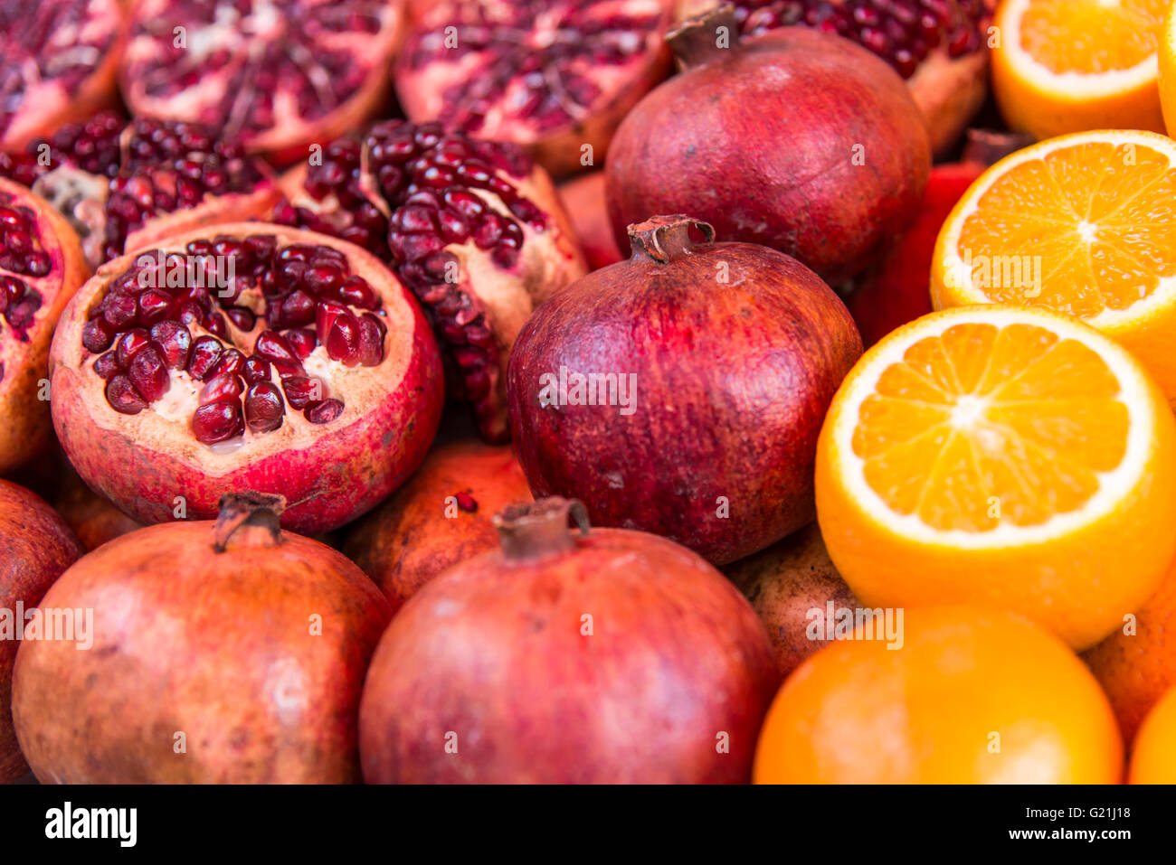 Il Melograno e arance nel mercato Foto Stock