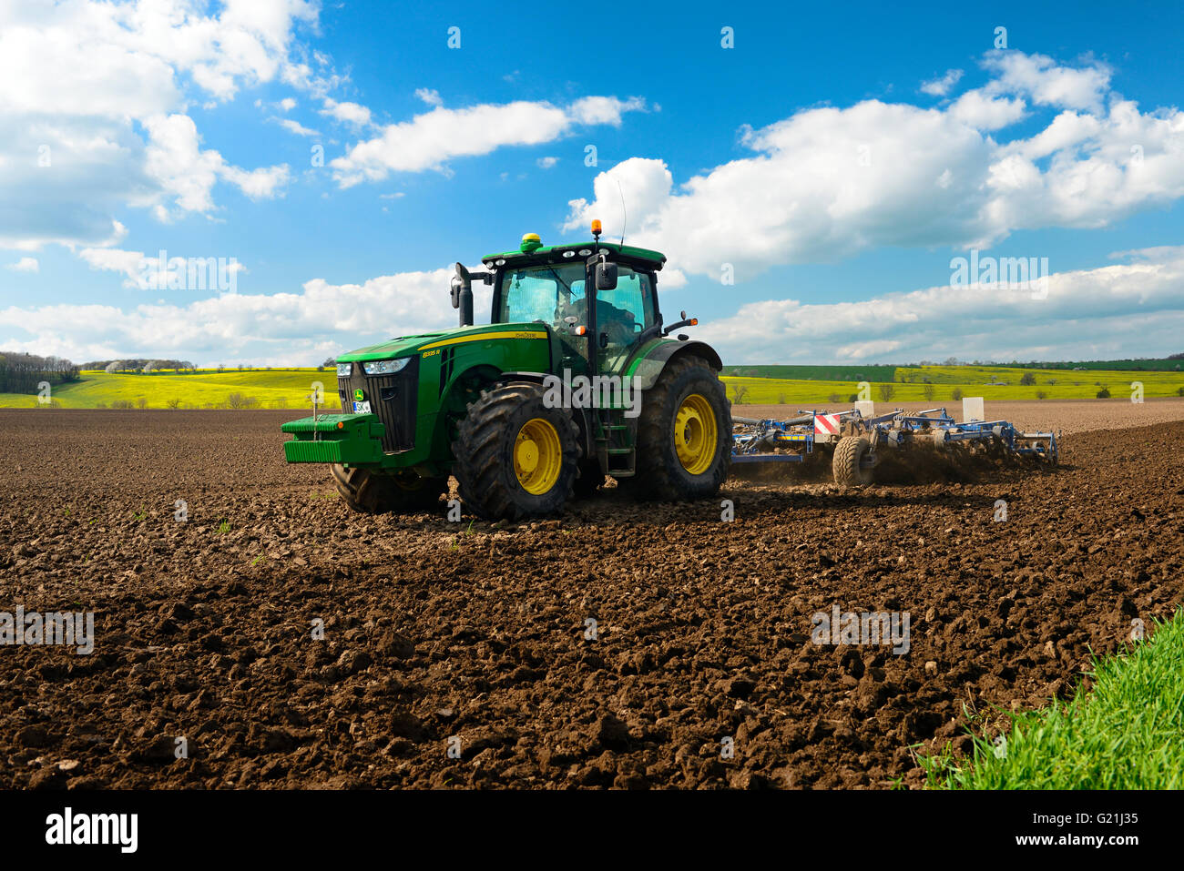 Trattore campo di aratura, Sassonia-Anhalt, Germania Foto Stock