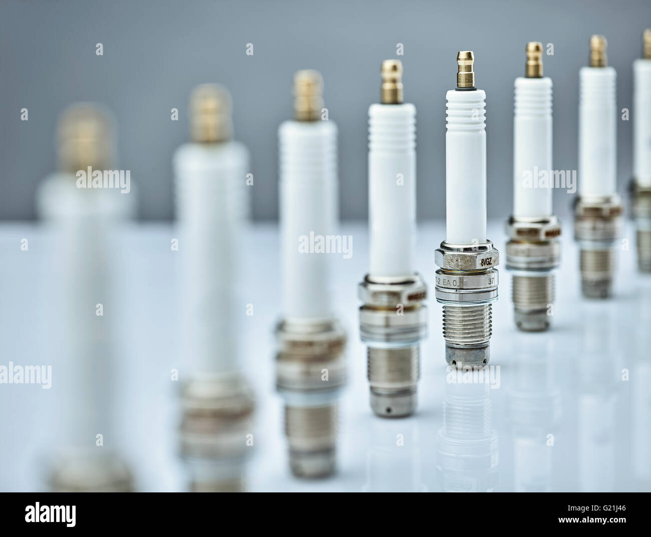 Candele di accensione in piedi in fila, Studio Shot Foto Stock