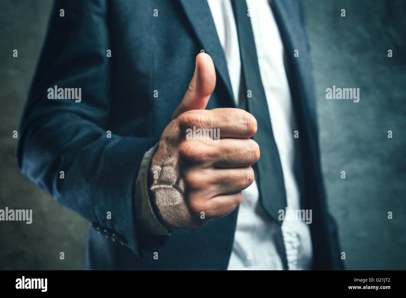 Borchie guadagnando approvazione, ragioniere gesticolando pollice in alto per avallare o approvare il lavoro dei dipendenti, il concetto di successo e di goo Foto Stock