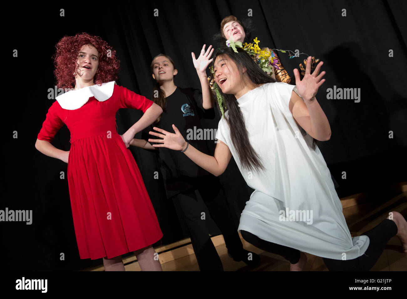 Studente di scuola superiore spettacolo teatrale Foto Stock
