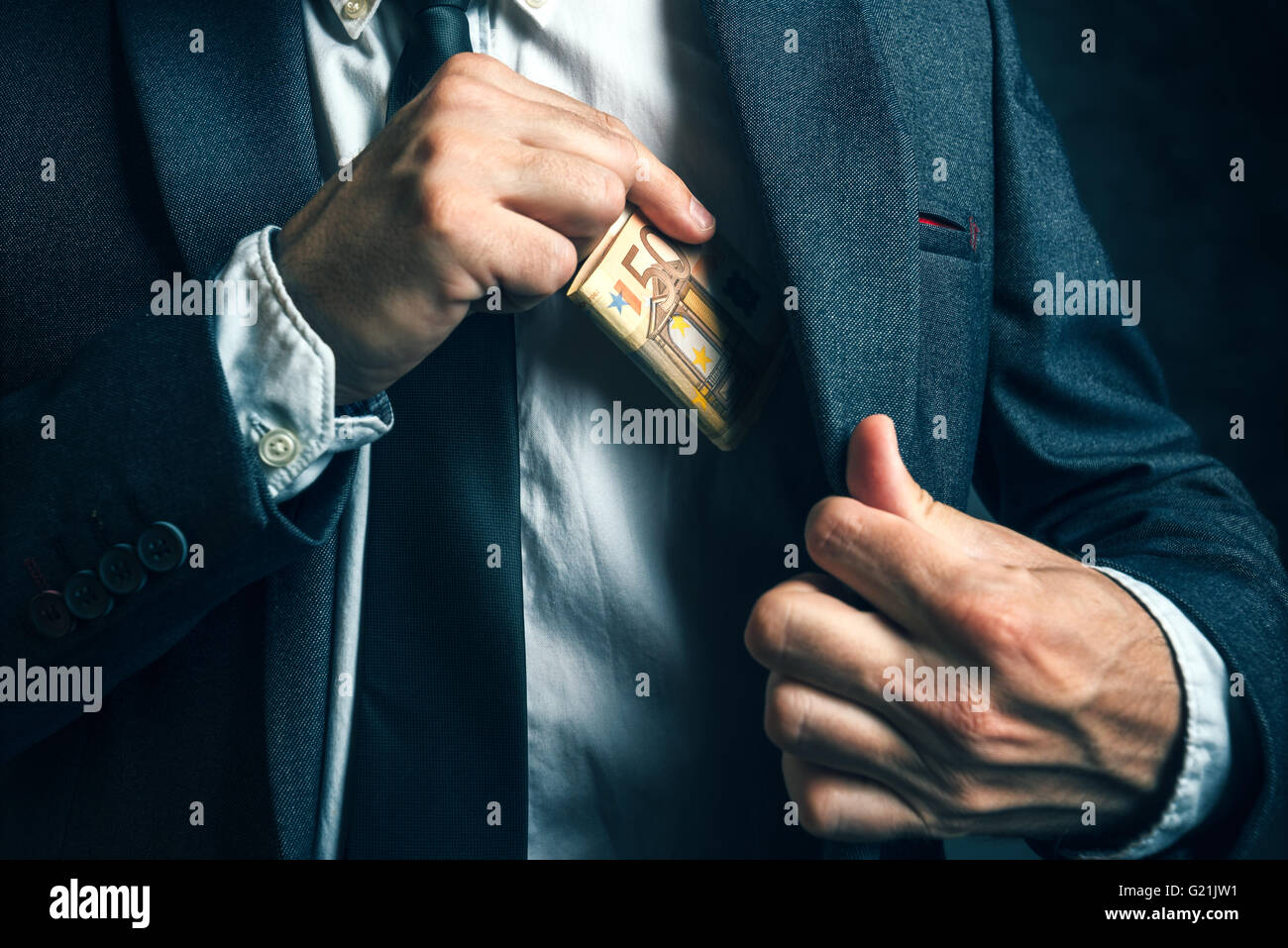 Soldi in tasca, imprenditore di mettere le banconote in euro in tasca tuta, corrompere e corrupution concetto. Foto Stock