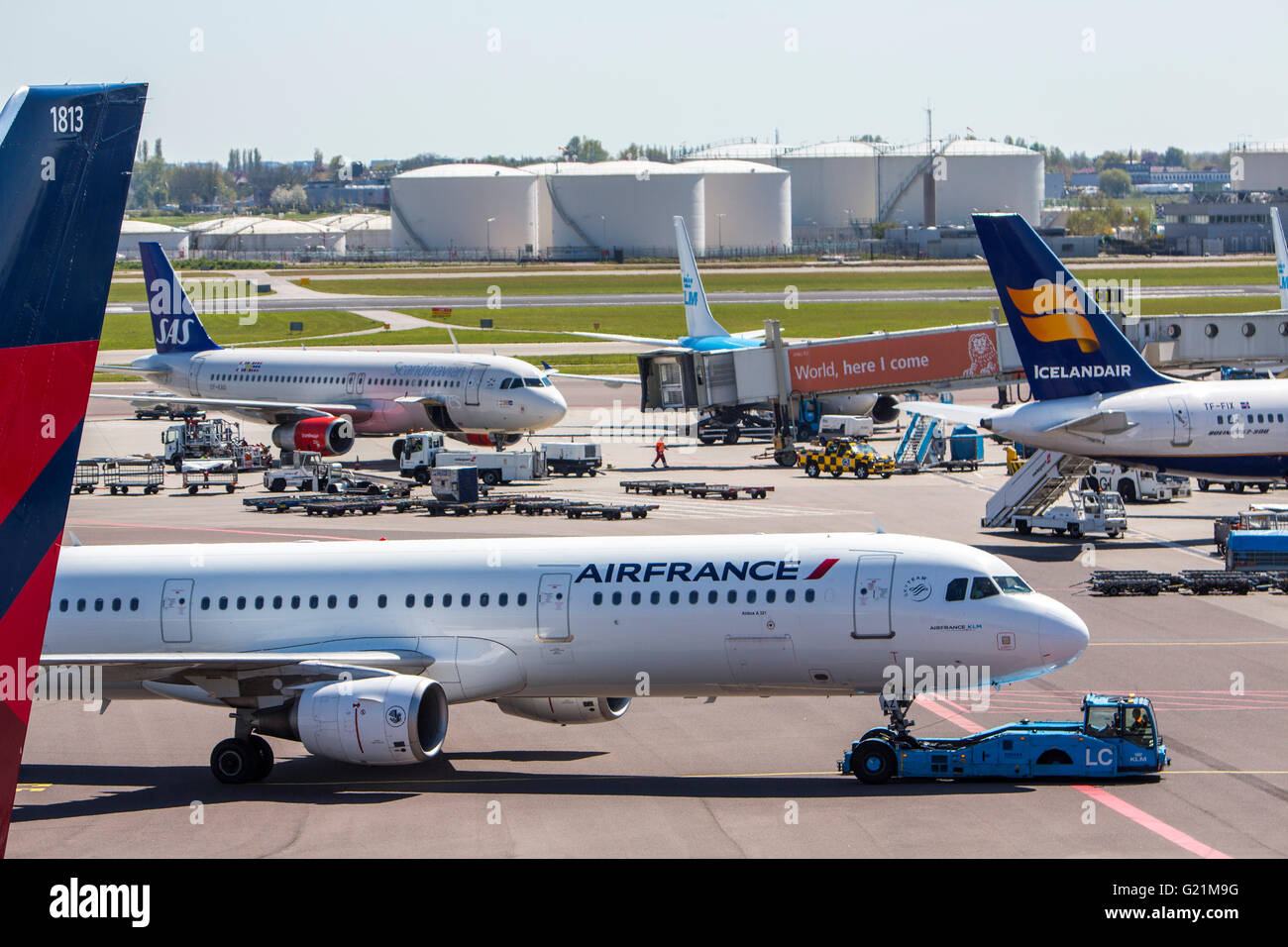 Amsterdam Schiphol international airport, aerei alle porte, edificio terminal, pista di rullaggio, decollo, internatinal airlines Foto Stock