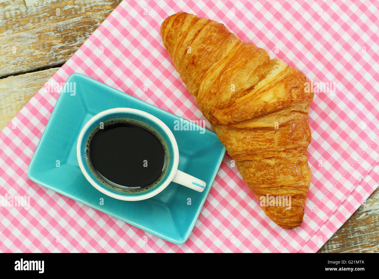 Caffè e Croissant su scacchi panno rosa Foto Stock