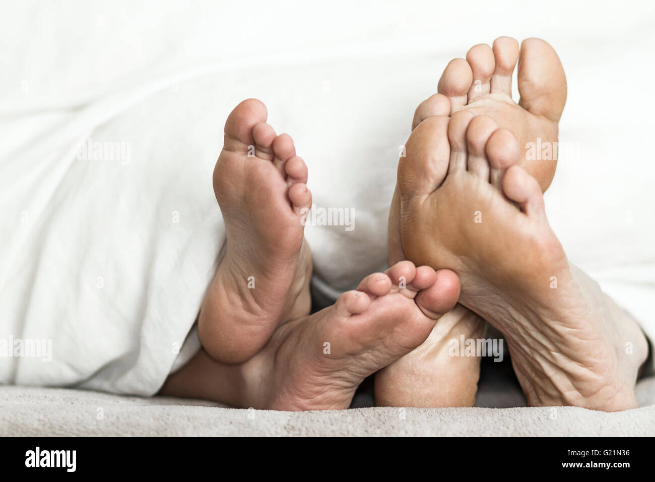 Madre e figlia piedi nel letto Foto Stock