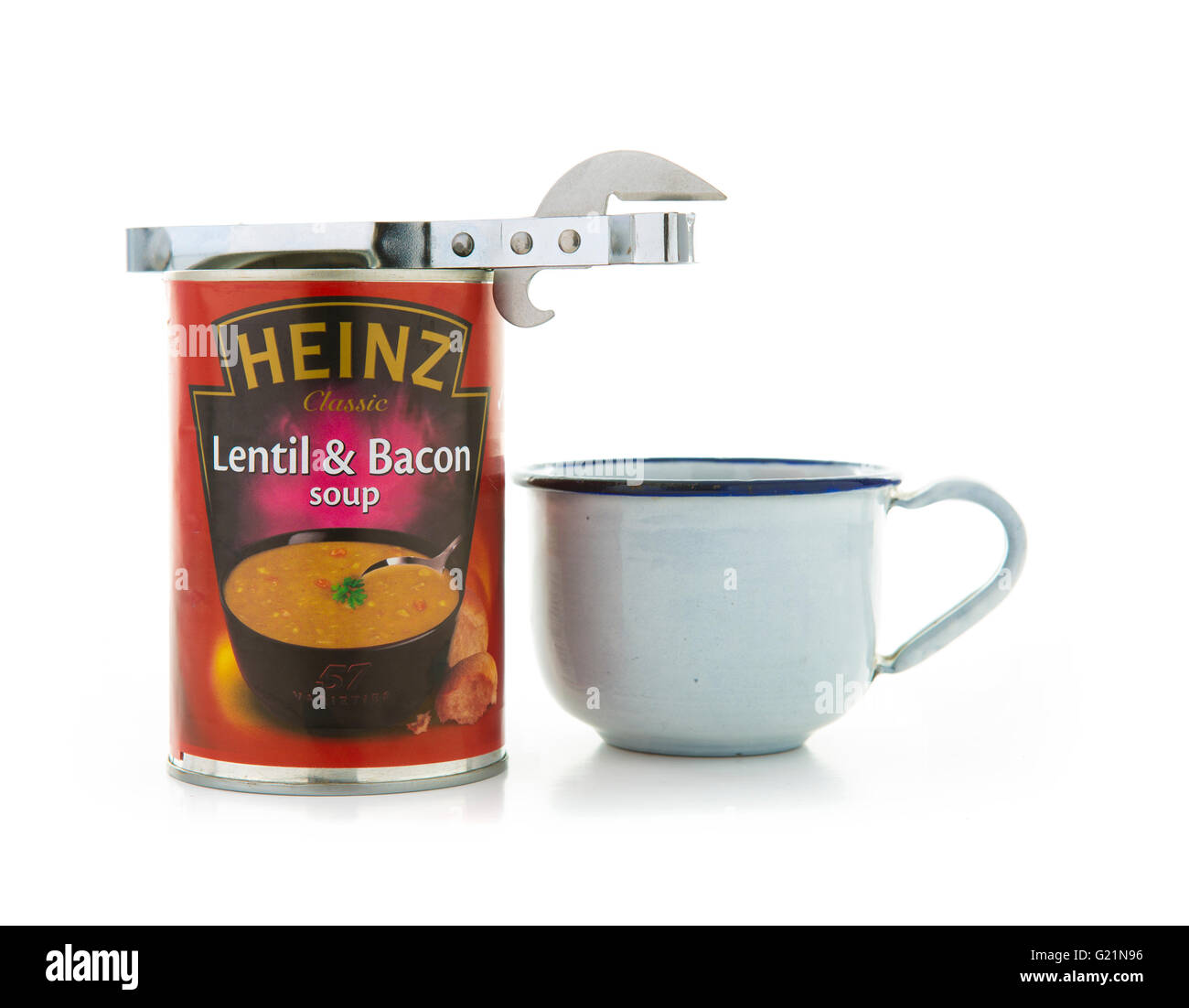 Heinz lenticchia e pancetta minestra con un apriscatole e cup su sfondo bianco Foto Stock