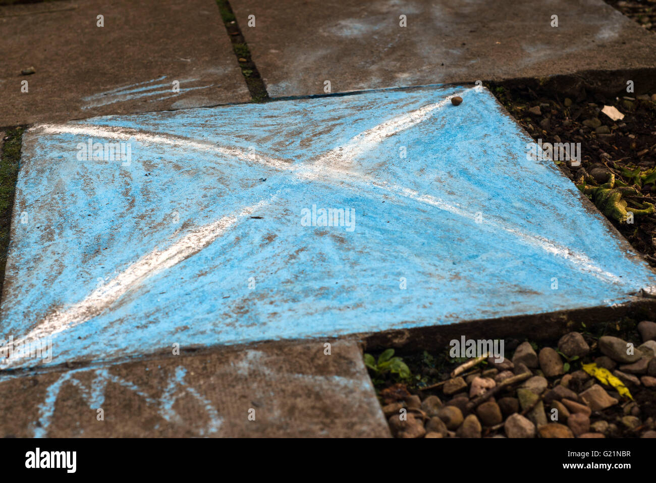 Bandiera della Scozia, si intraversa, tracciata sul marciapiede con chalk, rustico Foto Stock