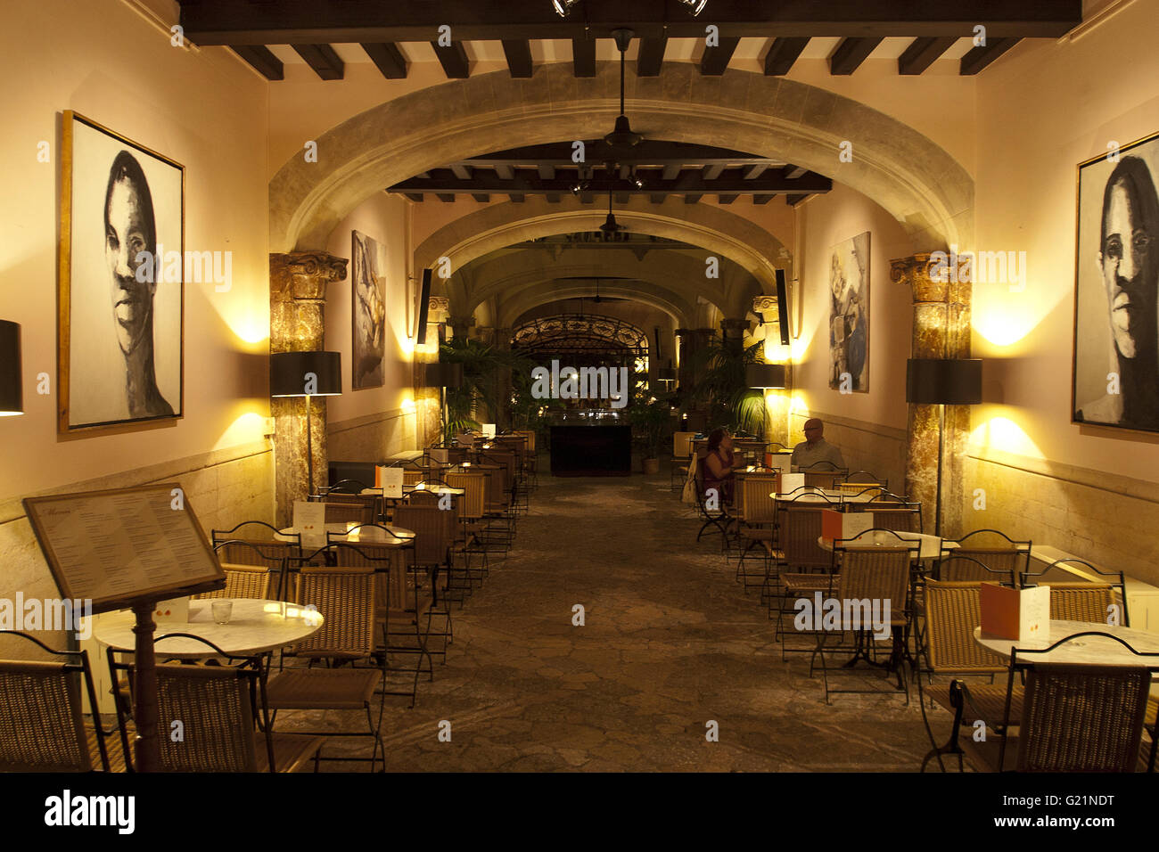 Una bella immagine di un elegante ristorante interno nel centro della città di Palma, Palma de Mallorca, Spagna, mare turismo Foto Stock