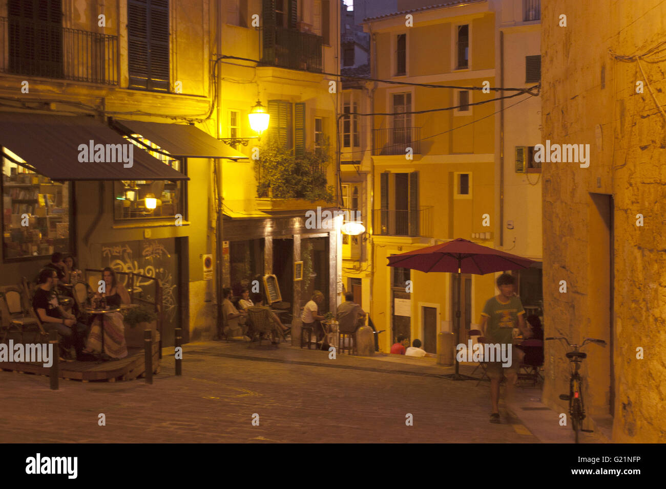 Una bella immagine di una strada con persone aventi un aperitivo al tramonto nella città di Palma, Palma de Mallorca, Spagna Foto Stock