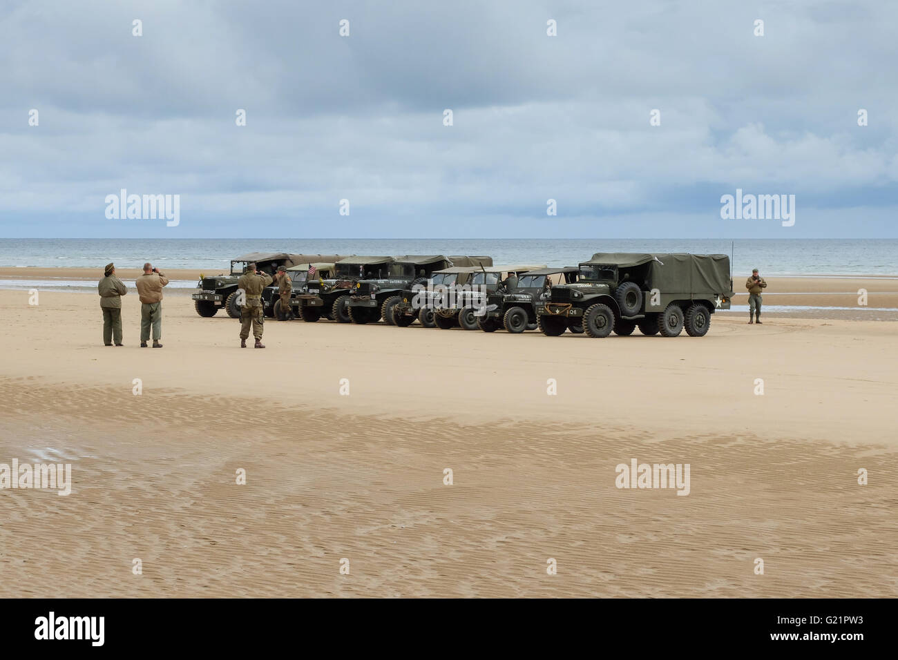 Persone e veicoli militari a Omaha Beach per celebrare l anniversario del d-day debarquement alleate. Foto Stock