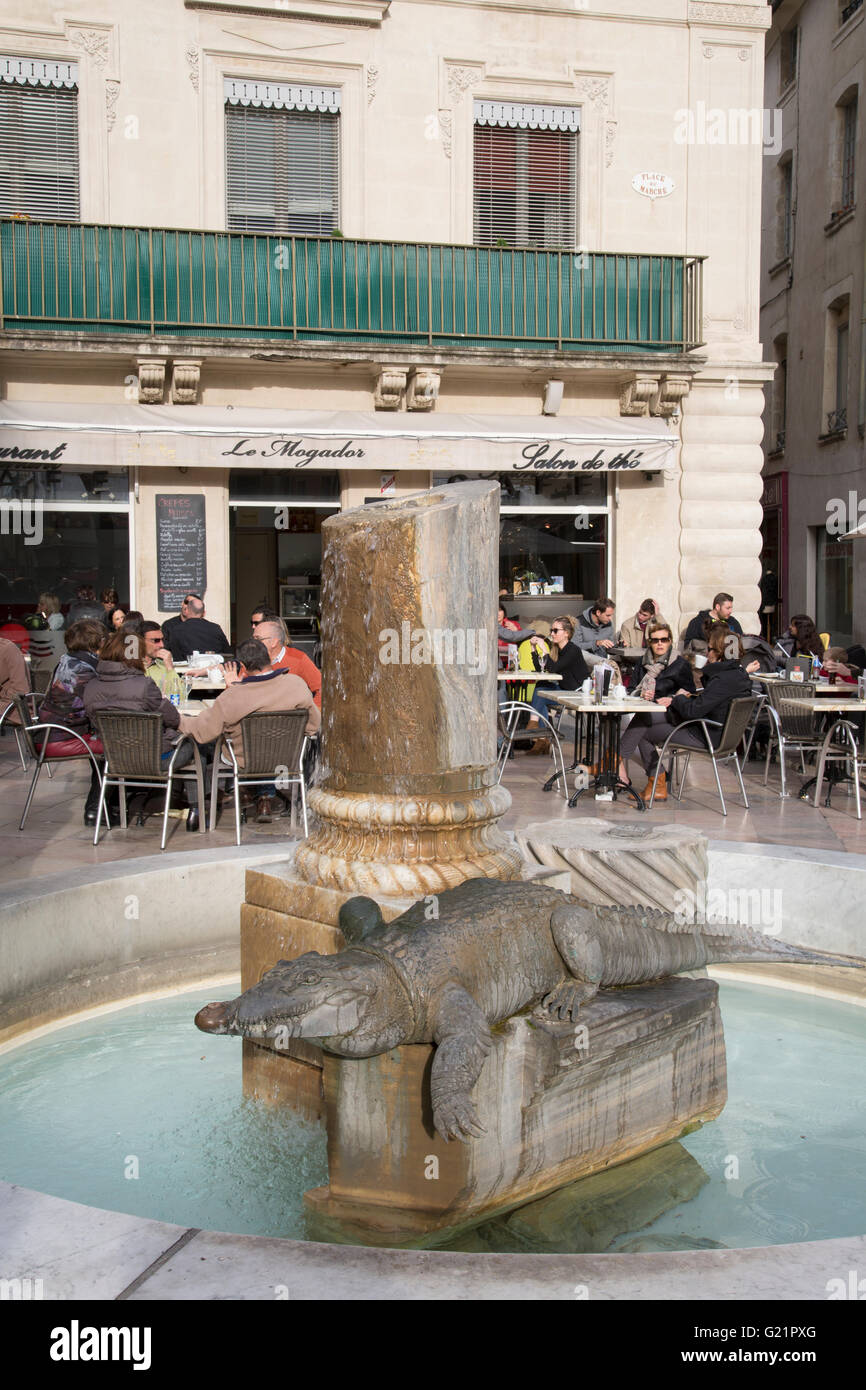 Coccodrillo di bronzo nella fontana di Raysse, Place du Marche Square, Nimes, Francia Foto Stock
