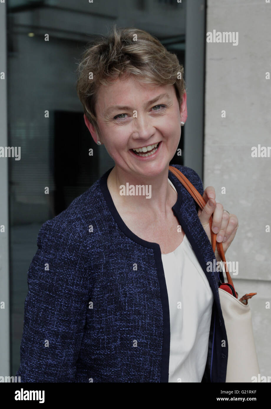 Londra, UK, 20 agosto 2015: Yvette Cooper, ( L ) leadership laburista candidato visto alla BBC Broadcasting House di Londra Foto Stock