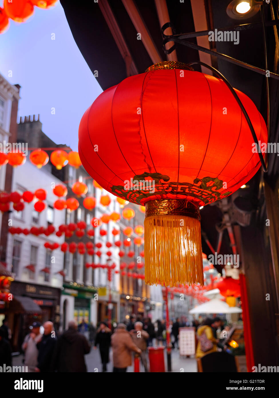 Il ristorante cinese lampioncini illuminati dal tramonto su un affollato  ristorante shopping di giorno in Chinatown Soho London REGNO UNITO Foto  stock - Alamy