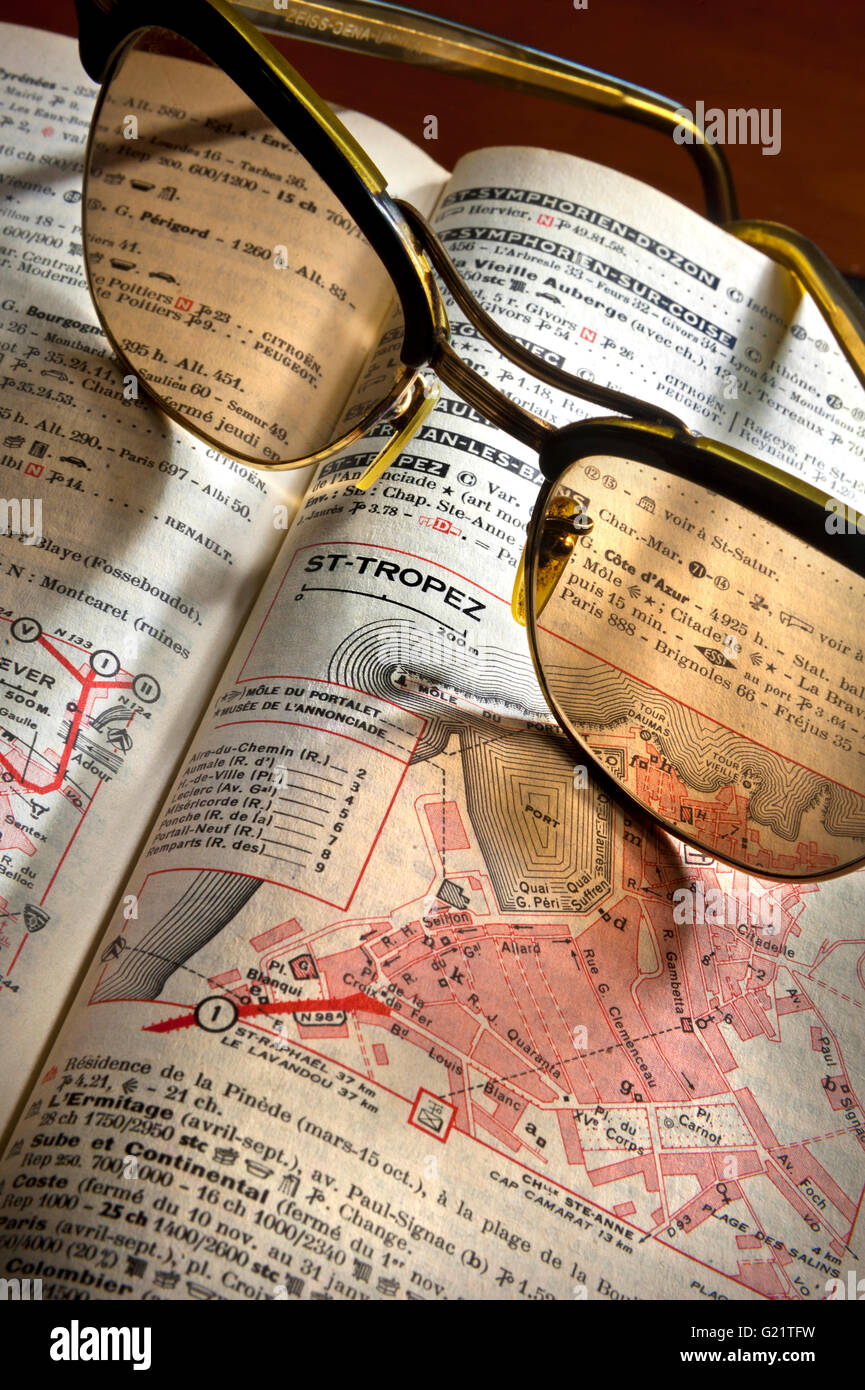SAINT TROPEZ anni cinquanta francese viaggi vintage retrò Zeiss occhiali da sole 1959 Guida Michelin travel holiday vacation libro guida St-Tropez Cote d Azur Francia Foto Stock