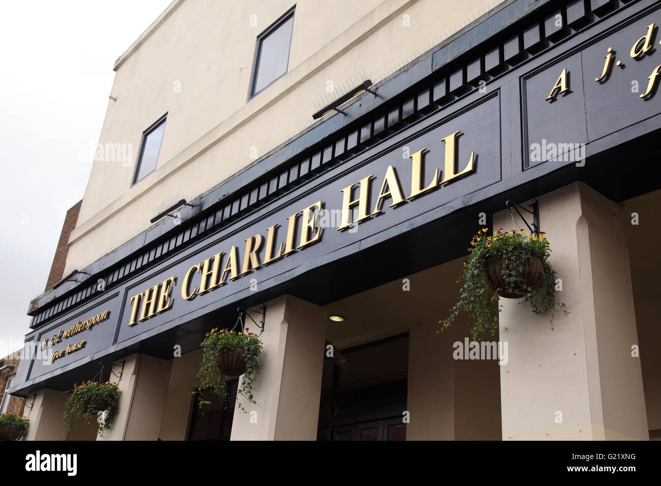 Il Charlie Hall pub, in Erdington, Birmingham. Un pub Wetherspoons. Foto Stock