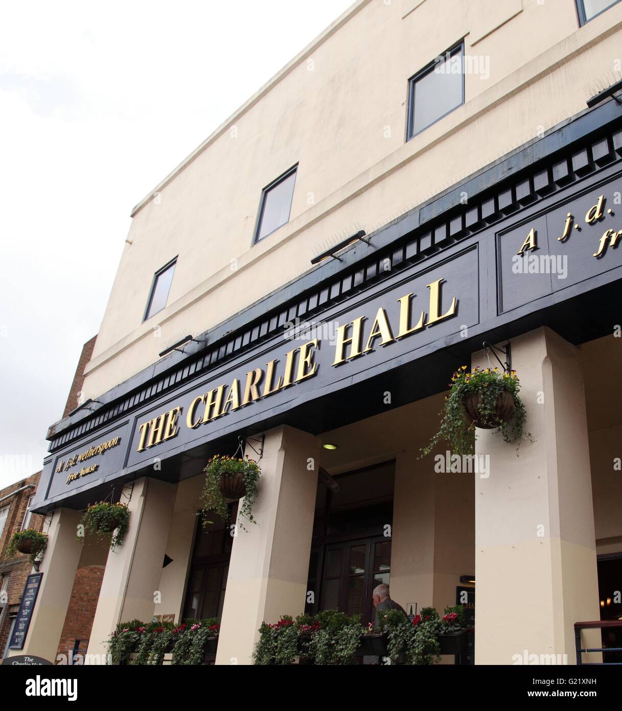 Il Charlie Hall pub, in Erdington, Birmingham. Un pub Wetherspoons. Foto Stock