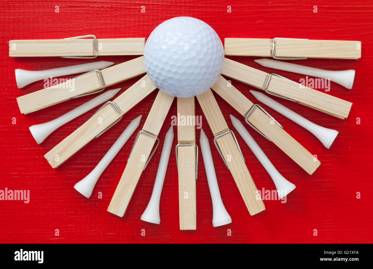 Set di spine di stoffa e pallina da golf su legno tabella rossa Foto Stock