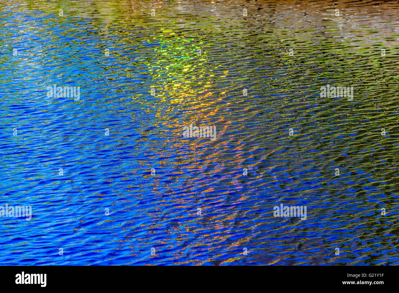 Riflessi colorati in acqua dando un effetto multicolore sulle onde. Foto Stock