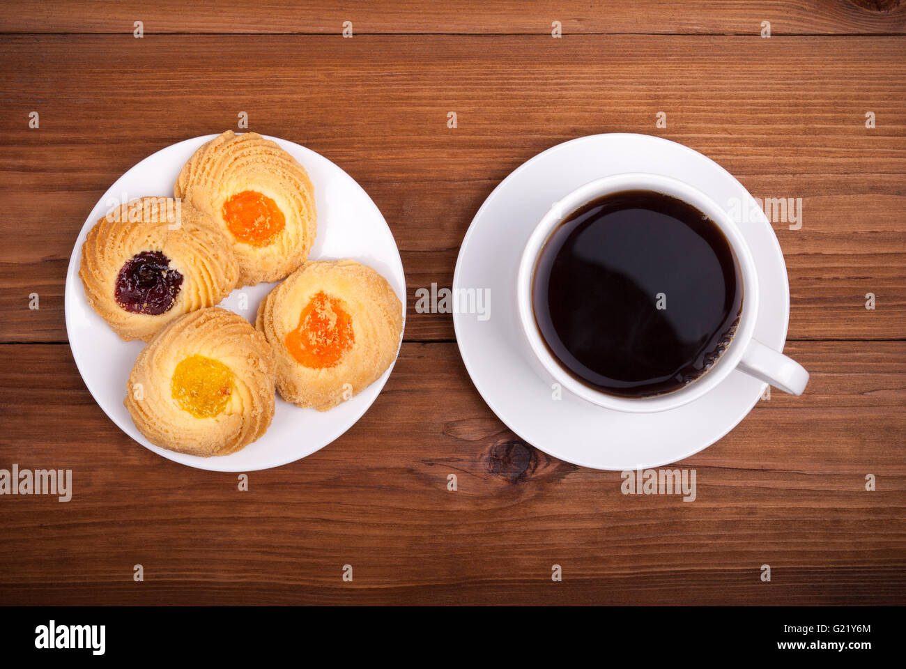 Gustosi biscotti e caffè su di un tavolo di legno. Foto Stock