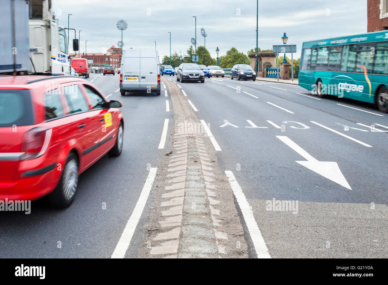 Il traffico intenso sulla A60, una strada principale dentro e fuori la città di Nottingham, Inghilterra, Regno Unito Foto Stock