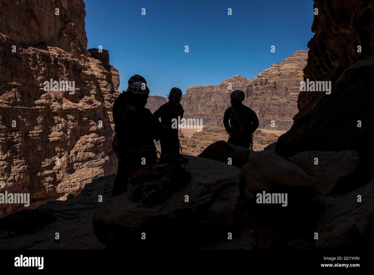 Silhouette di un gruppo Rappeling, Wadi Rum, Giordania Foto Stock