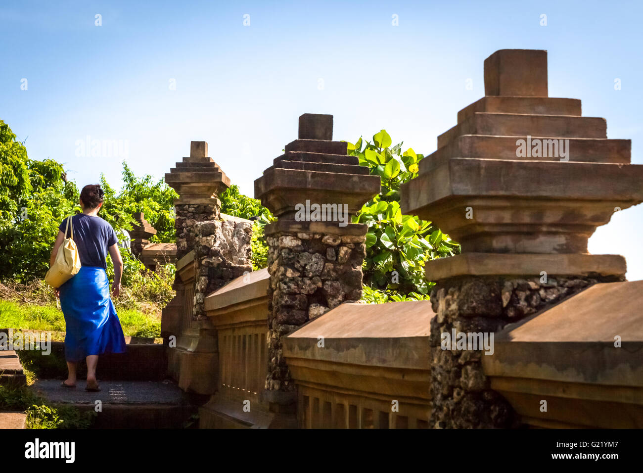 Est asiatico-femmina passeggiate turistiche attraverso un vicolo di Bali. Foto Stock