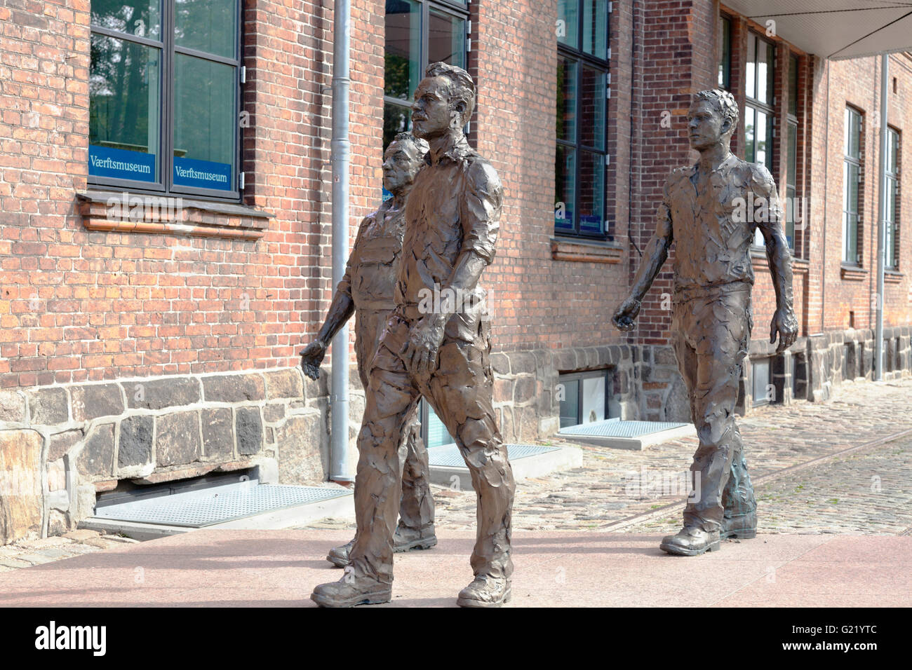 La scultura in bronzo di tre grandi- Con spallamento lavoratori del cantiere sulla loro strada per l'ingresso al cantiere di Elsinore, ora un museo Foto Stock