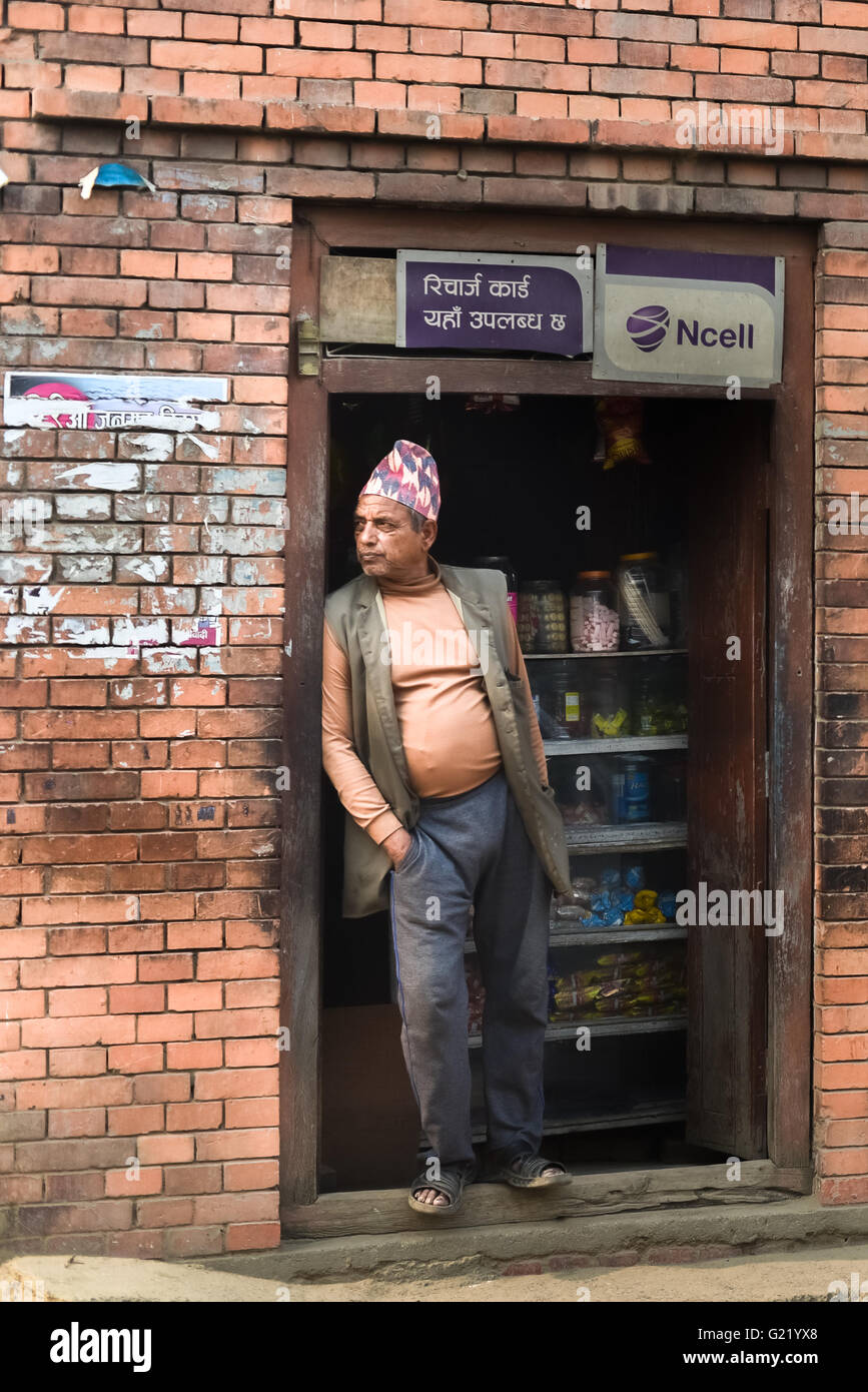 Ritratto di un uomo che indossa il cappello tradizionale nepalese chiamato dhaka topi. Foto Stock