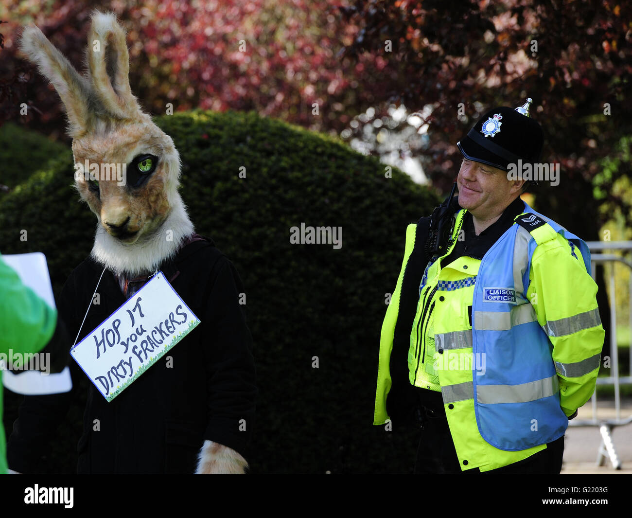 La polizia guarda come i manifestanti dimostrando contro Fracking raccogliere fuori County Hall, Northallerton, come il consiglio si riunisce per decidere se fracking in corrispondenza di siti nel North Yorkshire dovrebbe essere consentito. Foto Stock