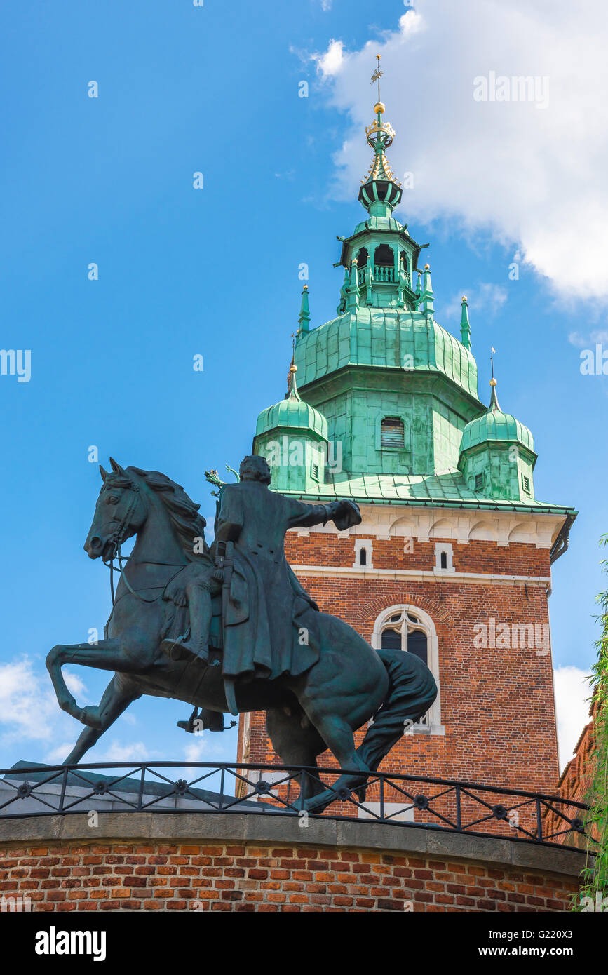 Tadeusz Kosciuszko Polonia, vista della statua dell'eroe nazionale Tadeusz Kosciuszko all'ingresso del Castello reale di Wawel a Cracovia, Polonia. Foto Stock