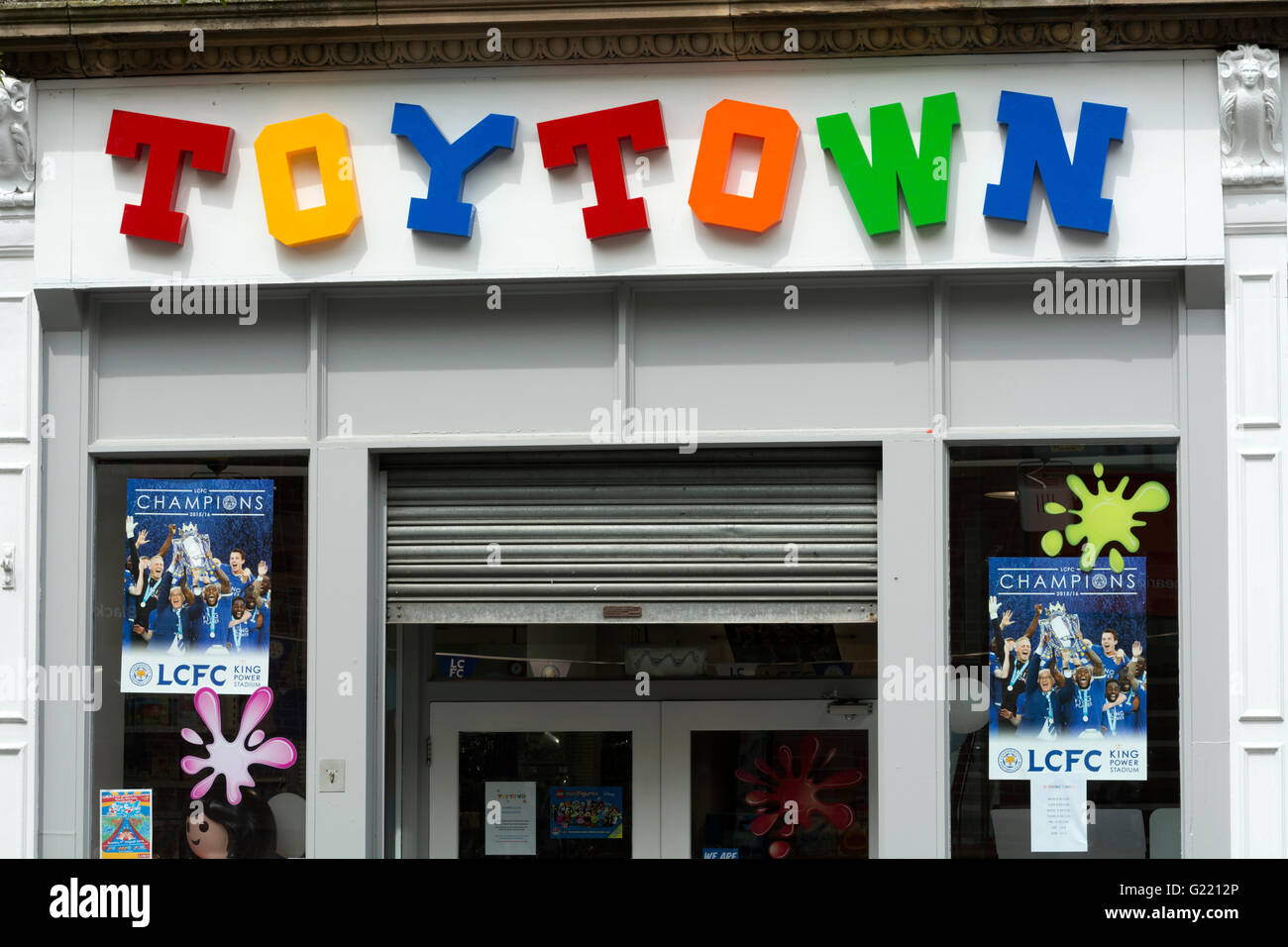 Il Leicester City Football Club champions poster nella vetrina di un negozio, Leicester City Centre, Regno Unito Foto Stock