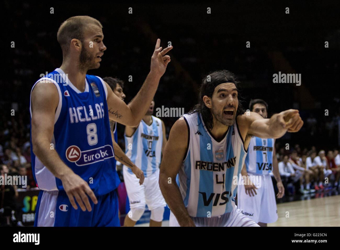 Luis Scola (R ), giocatore di Argentina, e Nick Calathes (L ), giocatore della Grecia, sostengono durante il basket FIBA World Cup 2014 Gruppo fase corrispondono, il 4 settembre 2014 a Siviglia, Spagna Foto Stock