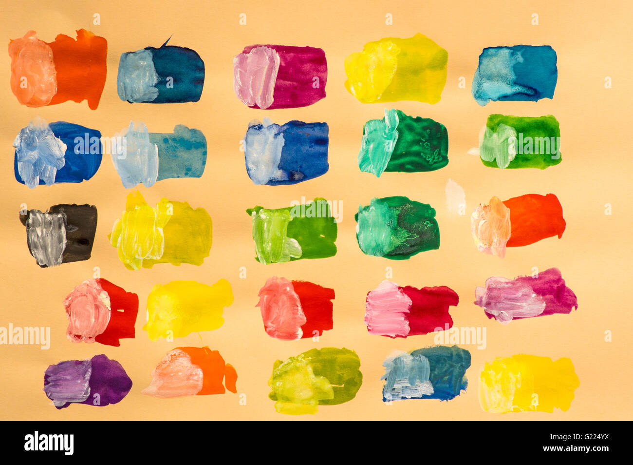 L'artista ha dipinto le piazze della sua nuova acqua colori per vedere come appaiono quindi miscelata a metà con il bianco per lo stesso motivo. Foto Stock