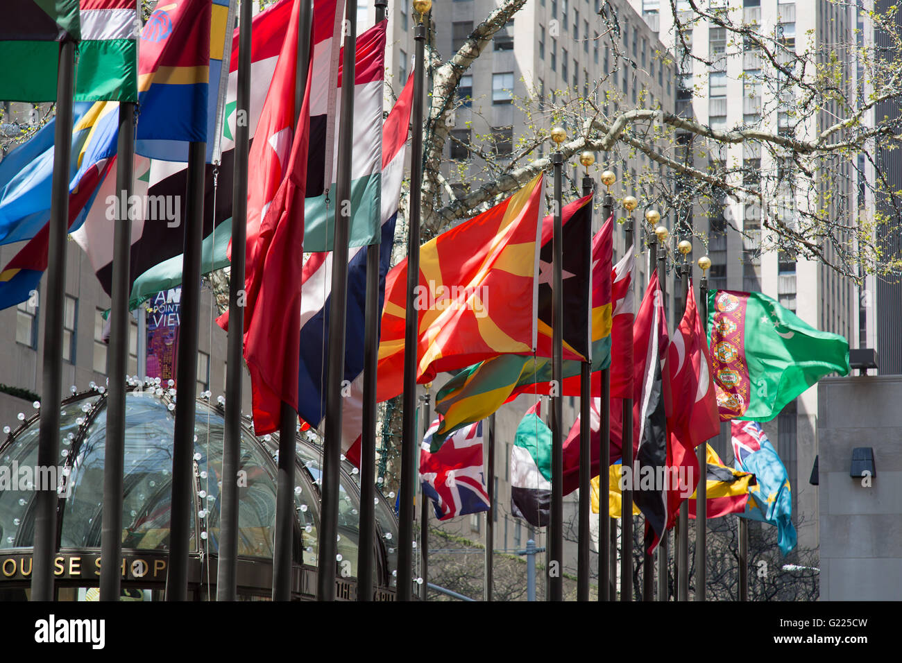 NEW YORK, Stati Uniti d'America - 21 Aprile 2016: display pennoni bandiere di membri delle Nazioni Unite intorno al Rockefeller Plaza. Vi un Foto Stock