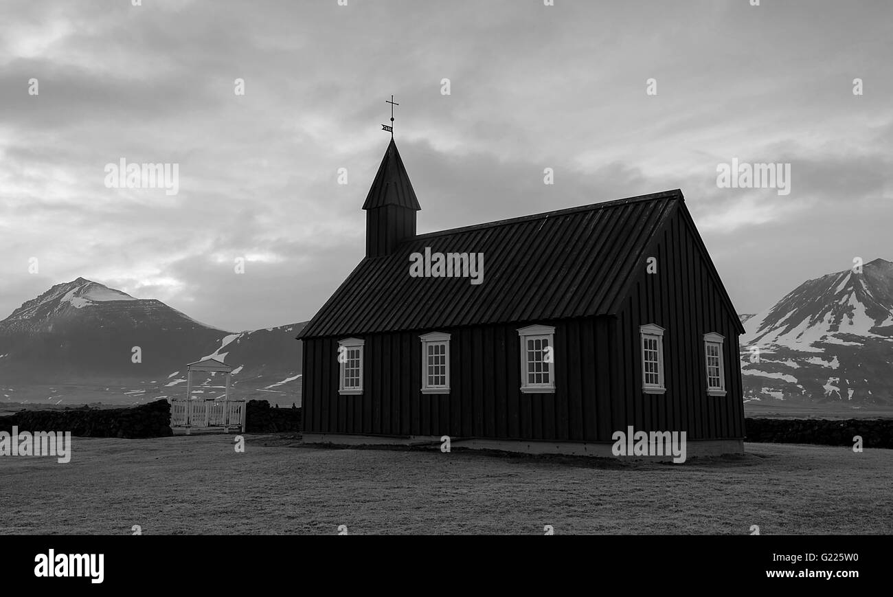 Famosa chiesa nera di Budir alla penisola Snaefellsnes regione in Islanda in bianco e nero. Foto Stock