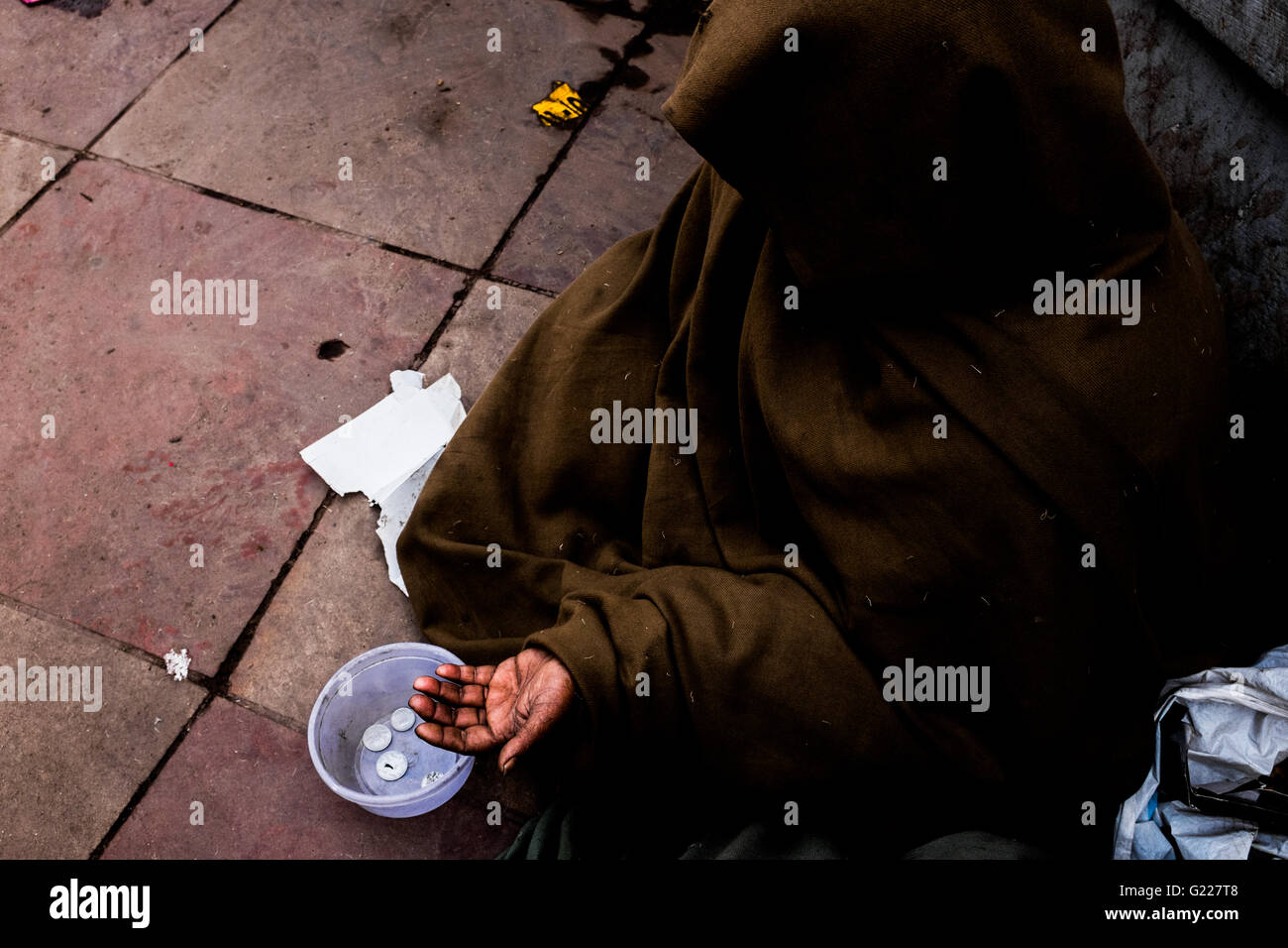 La donna a mendicare per le strade di Delhi, India. Foto Stock