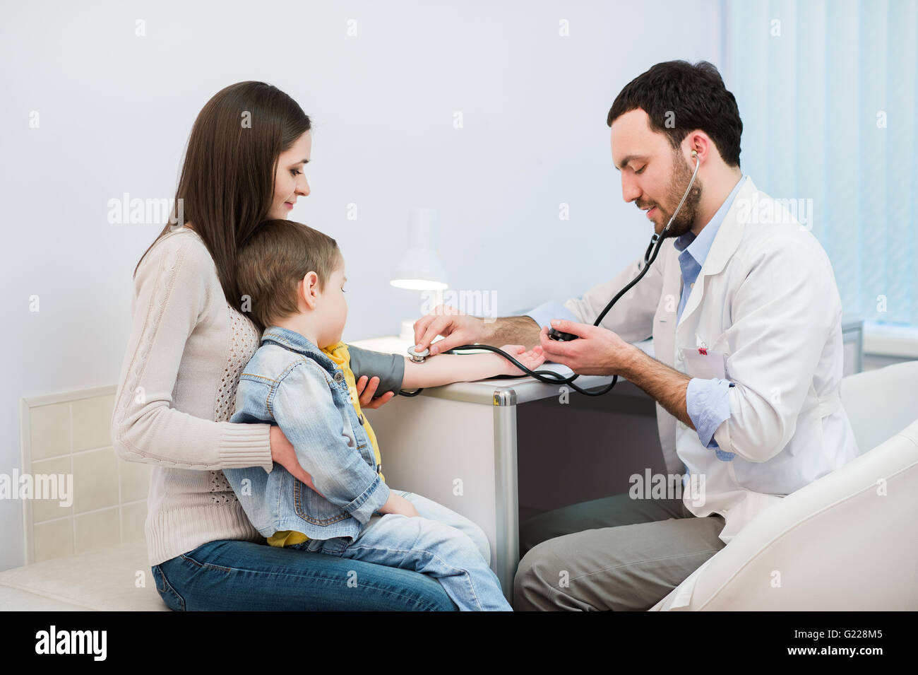 Little Boy visita medica - medico la misura della pressione del sangue di un bambino Foto Stock