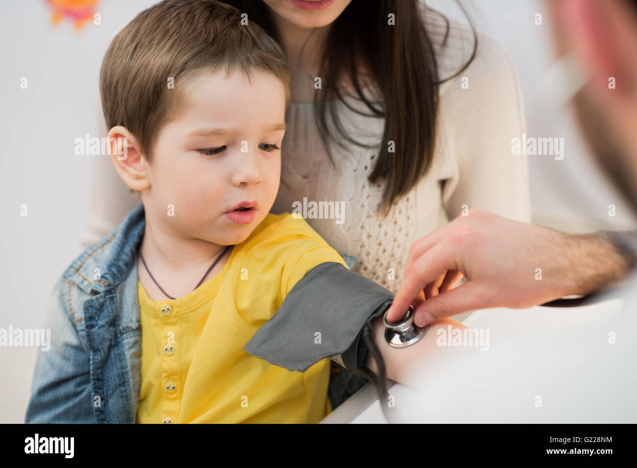 Little Boy visita medica - medico la misura della pressione del sangue di un bambino Foto Stock