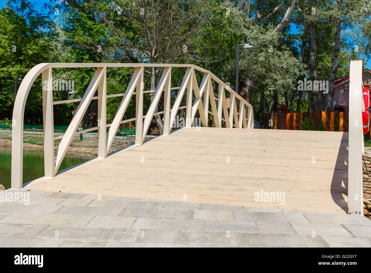 Ponte che attraversa il lago nel parco Foto Stock