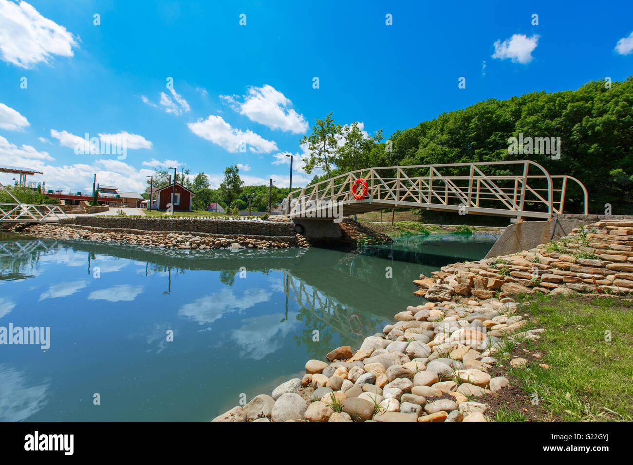 Ponte che attraversa il lago nel parco Foto Stock