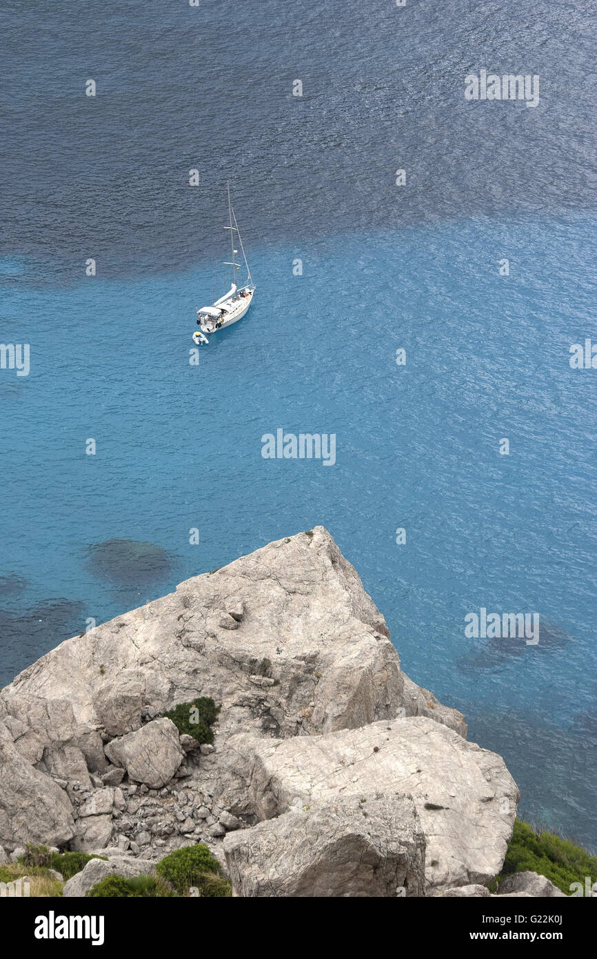 Una bella foto di acqua cristallina e la barca da sopra, Palma de Mallorca, Spagna, Mare, turismo, vacanze estate Foto Stock