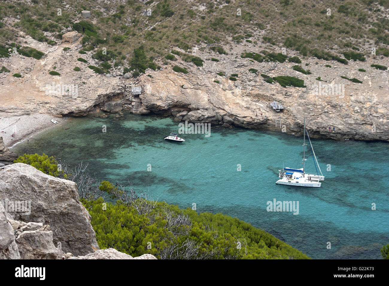 Una splendida insenatura con acqua cristallina e barche, Palma de Mallorca, Spagna, Mare, turismo, vacanze estate, natura Foto Stock