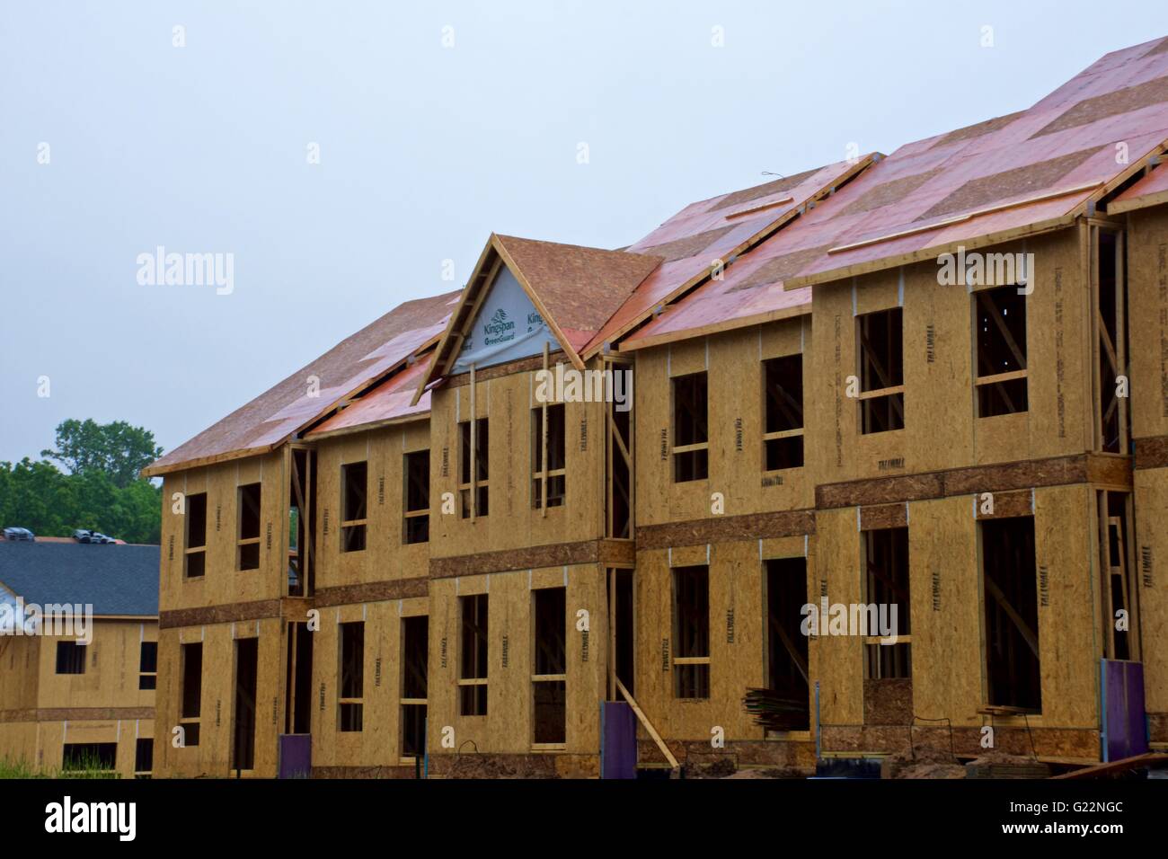 Nuova costruzione in casa in una comunità residenziale in un giorno di pioggia Foto Stock