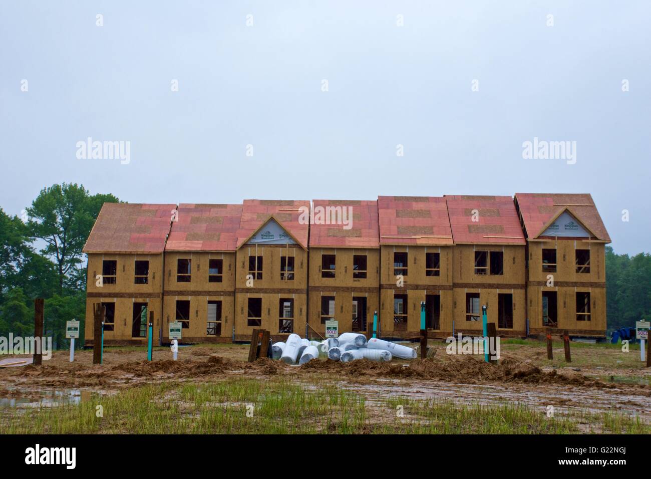 Nuova costruzione in casa in una comunità residenziale in un giorno di pioggia Foto Stock