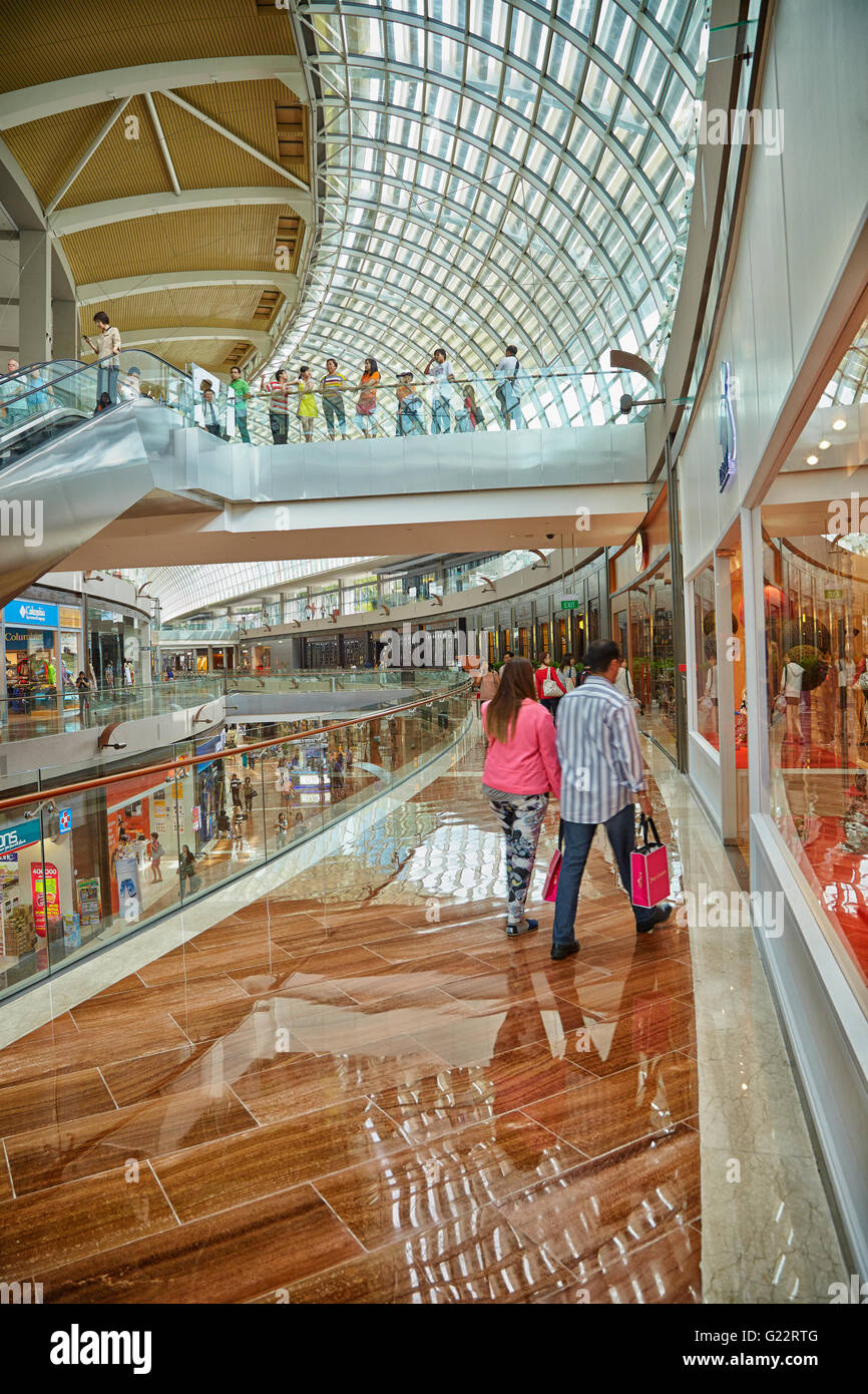 SINGAPORE - 6 luglio: vista interna di Marina Bay Sands shopping mall a Singapore il 6 luglio 2012. Il progetto è uno sviluppo b Foto Stock